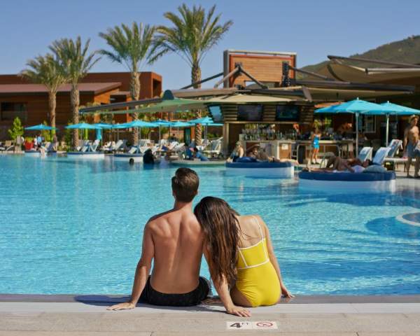 Dive into Luxury Pools and Cabanas in Temecula
