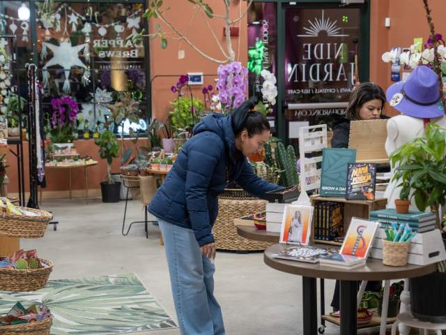 Customers at Nide Jardin