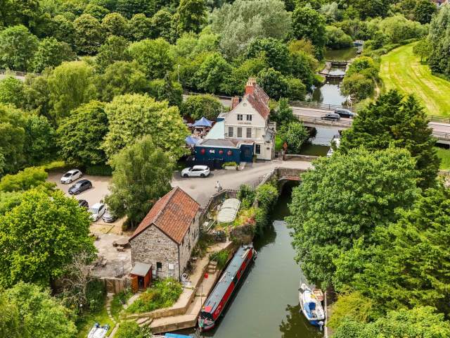 Top country pub walks near Bristol