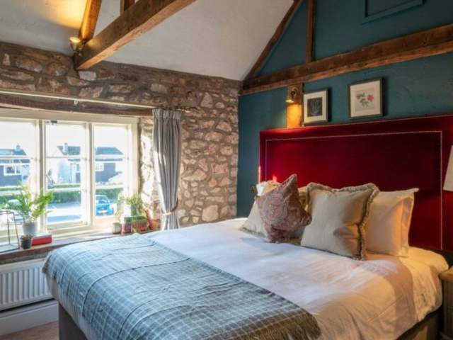 A large bed in a bedroom at The Bowl Inn - Credit The Bowl Inn