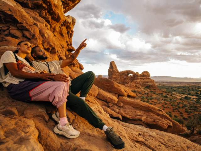 Windows - Arches National Park - Couple pointing