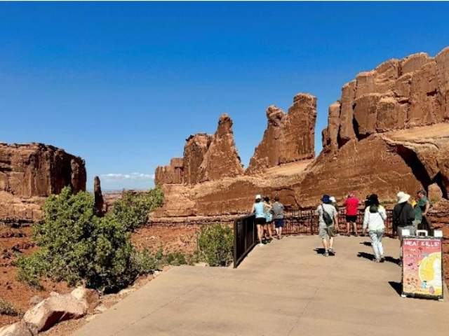 People at arches park ave