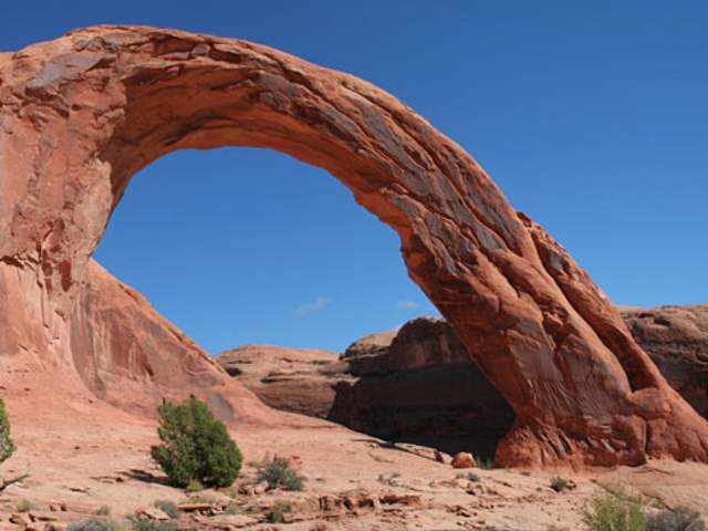 Hiking corona arch1