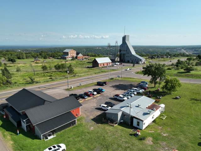 a restaurant with a full parking lot sits near the quincy mine