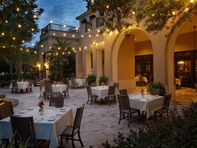 Outdoor evening dining at Hamilton's Kitchen at Alfond Inn.