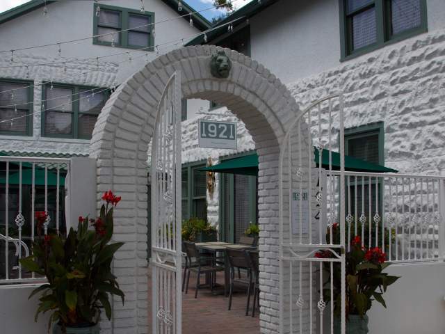 1921 Mt Dora exterior and courtyard
