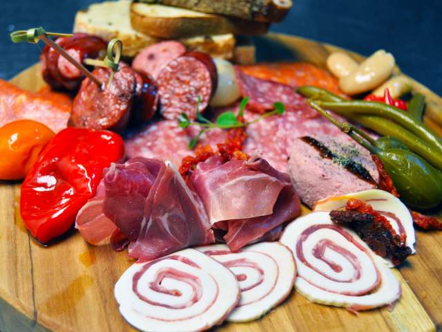 Bites & Bubbles charcuterie