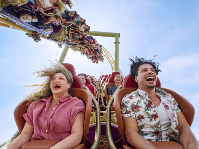 Pilotos correm em pistas opostas a bordo do Stardust Racers no Universal Epic Universe