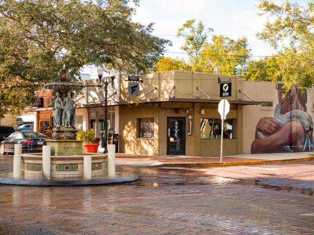A street with a fountain in Thornton Park in Downtown Orlando