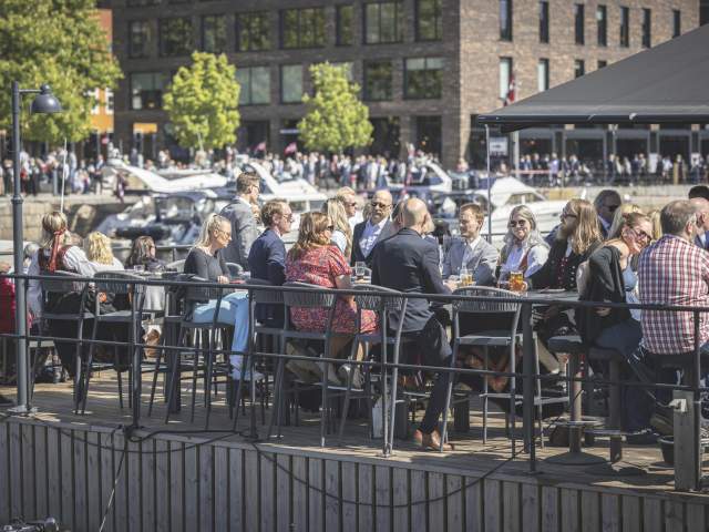 Mennesker på uteserveringen, Båthuset Scene