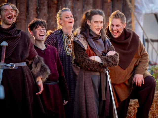 Karakterer fra Olav den Heldige med vikingkostymer