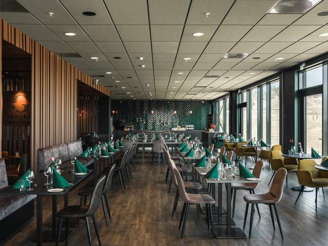 Pyntede bord i hotellrestauranten til Scandic Brennemoen