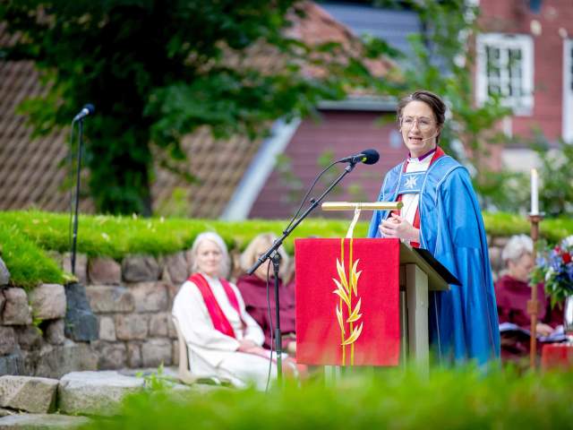 Kvinne holder tale under Olsokfeiringen