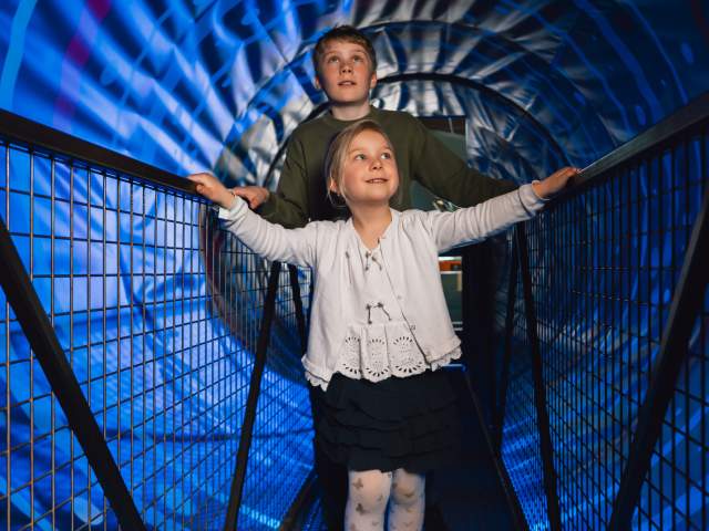 Bilde av 2 barn som utforsker på INSPIRIA science center