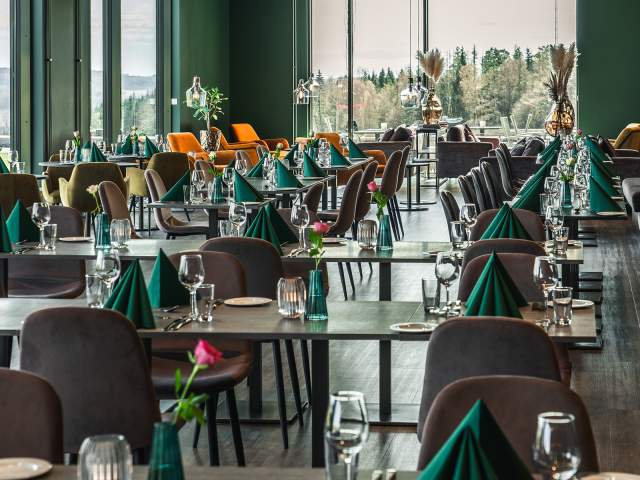 Pent dekkede bord i hotellrestauranten
