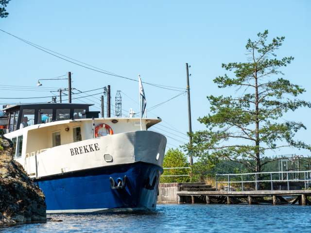 MS Brekke i Brekke sluser i Halden.