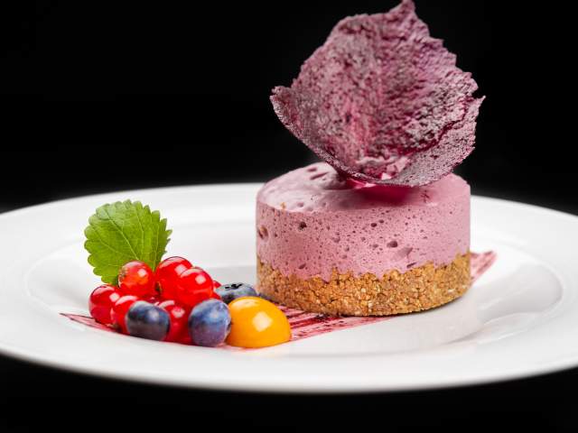 Vakkrt dandert dessert med ostekake og bær
