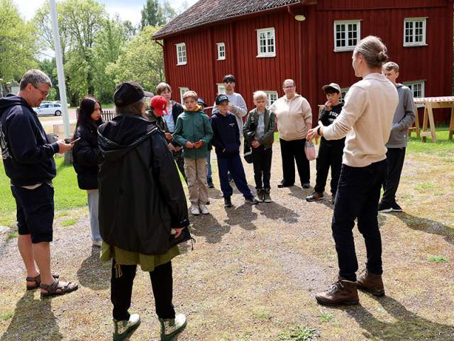 En gruppe mennesker er samlet i forbindelse med lanseringsfest for den digitale vandringen i Edsleskog