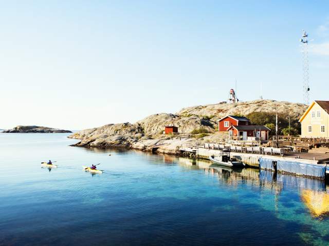 2 kajakkpadlere i den svenske skjærgården