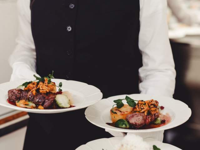 Butler som serverer middag.