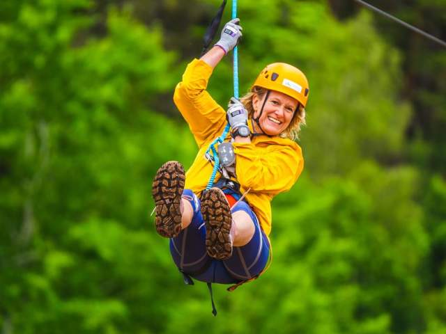 Kvinne smiler i zip line