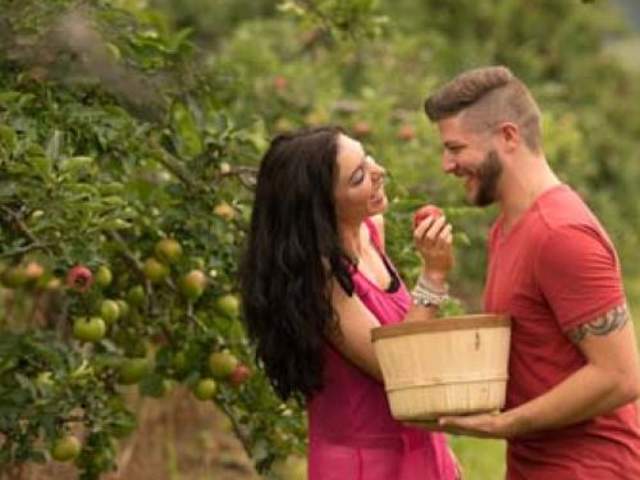 Couple eating fruit
