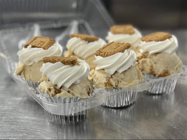 A tin of cupcakes with graham crackers on top