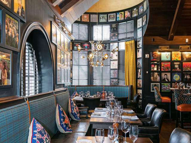 contemporary setting dining with photo frames