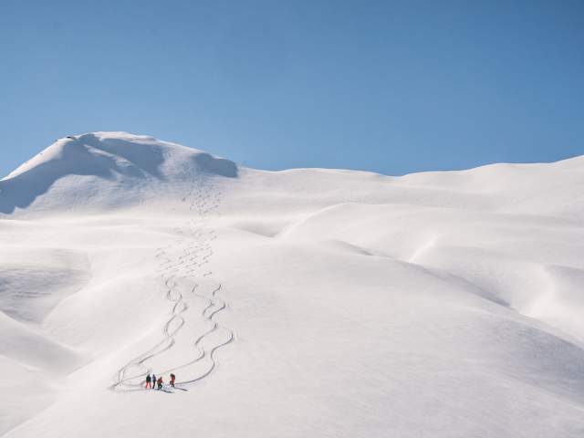 Heli Skiing with Alpine Helicopters on a bluebird day at Minaret Station in Wānaka