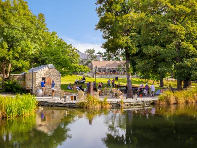 Live music and outdoor dining at Smithy's Smokehouse, Millbrook