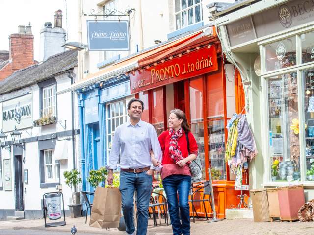couple walking Sheepmarket diversity
