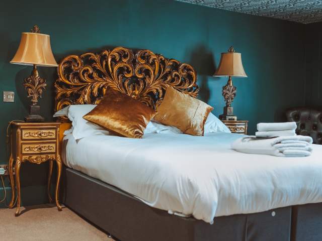 the  Littleton  Arms shot of  bedroom