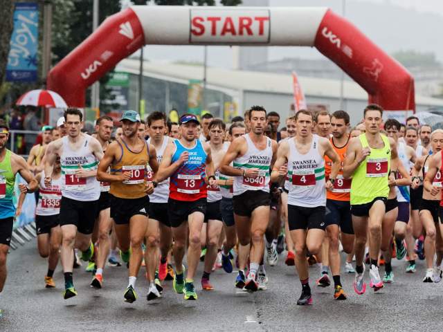 runners running the swansea bay 10k