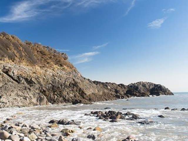 tides splashing against the rocks at Brandy Cove