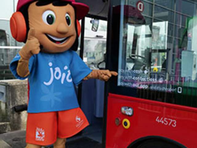 Jo Joio by a Bus