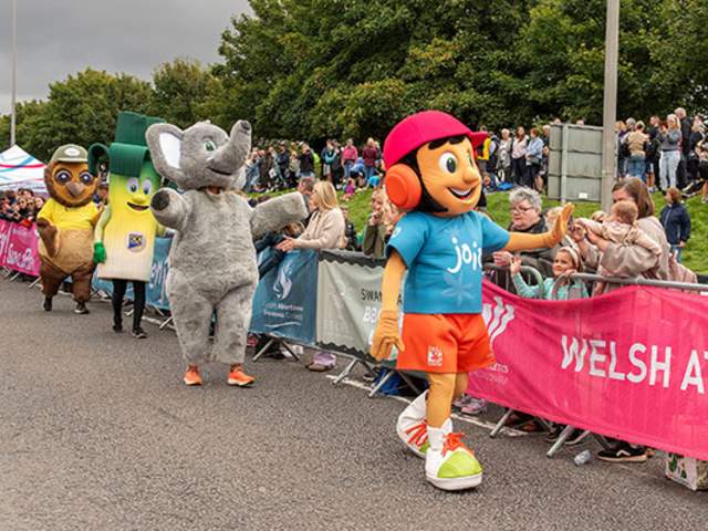 10k mascots walking along the route.