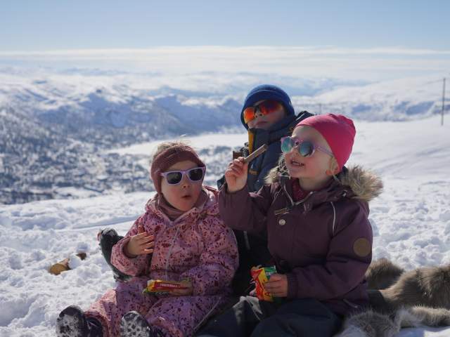 Barn som spiser Kvikk Lunsj på vinterfjellet i Setesdal