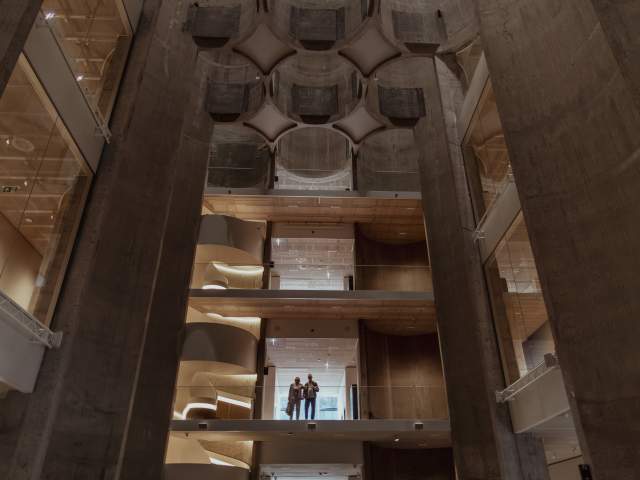 Et par står og ser utover silohallen i Kunstsilo
