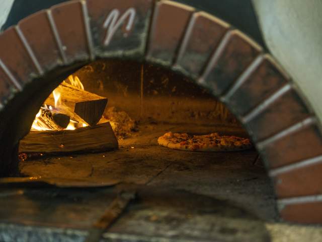 Steinovnsbakt pizza fra Tollboden Bakeri i Flekkefjord