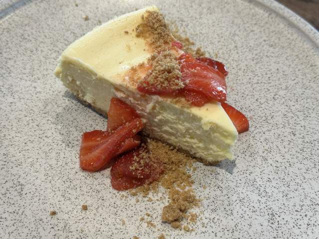 Cheesecake with strawberries & graham cracker crumbs