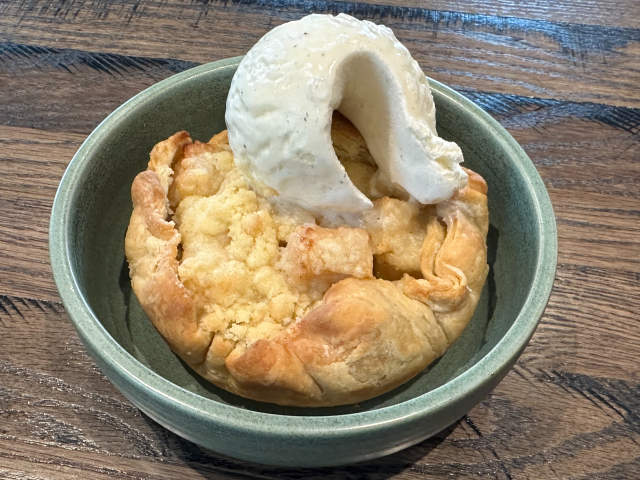 Apple crumble tart with vanilla icecream