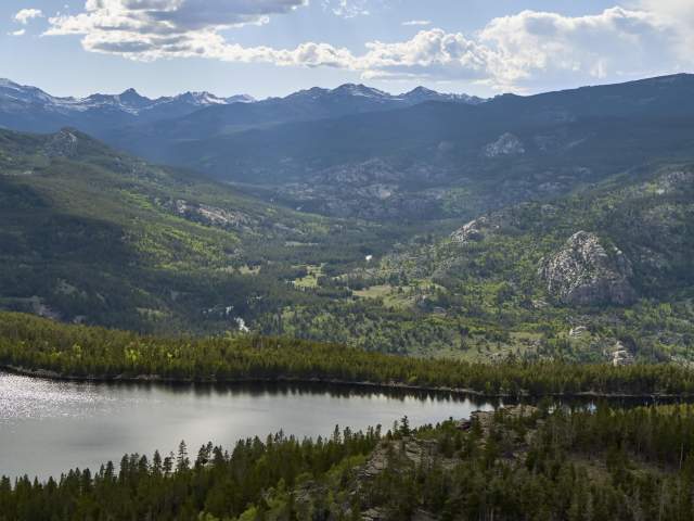 Fremont Lake with mountains in the background.