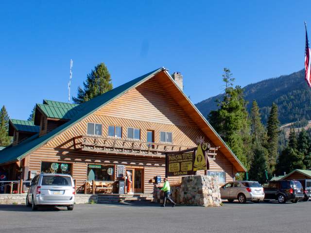 Pahaska Tepee Resort