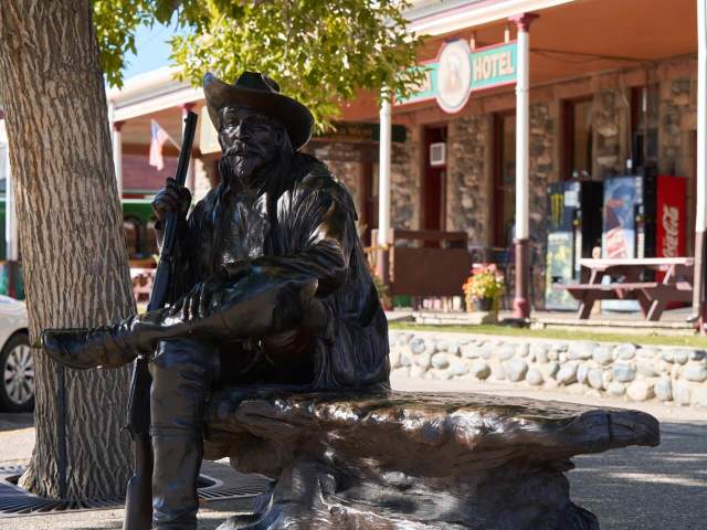 Buffalo Bill Bench sculpture in front of the Irma Hotel.