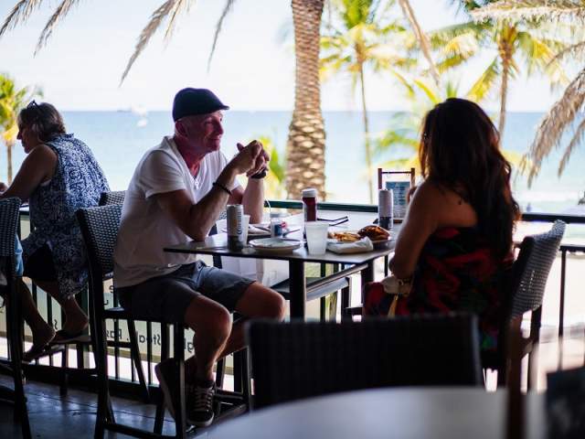 CON MURPHY OCEAN BAR & GRILL