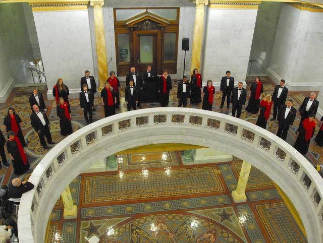 Heartland Sings Spirit of Christmas 2017 Allen County Courthouse