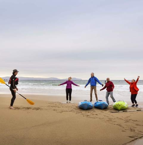 Delegates_learning_to_kayak_with_Hidden_Ireland_Dingle_Co_Kerry_Web_Size_Failte_Ireland_Meet_in_Kerry