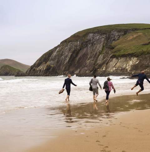 Delegates_walking_on_a_beach_with_Hidden_Ireland_Dingle_Co_Kerry_Web_Size_Failte_Ireland_Meet_in_Kerry