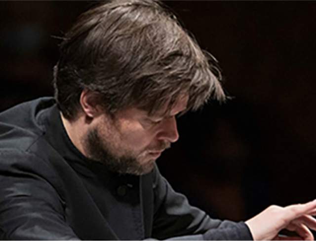 Journey to Light: Valčuha Conducts Shostakovich 10