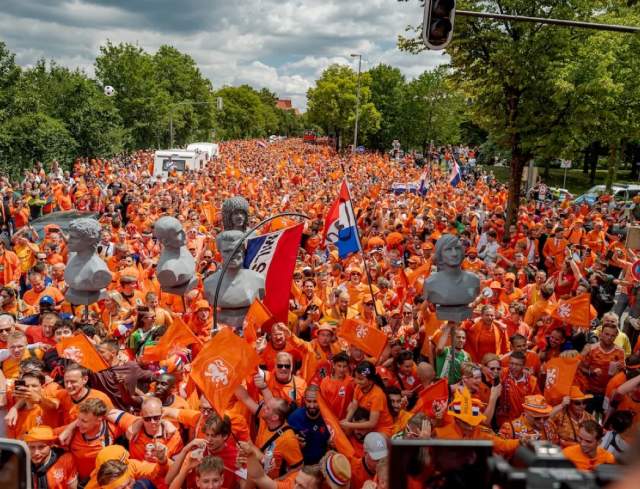 Orange Fanwalk
